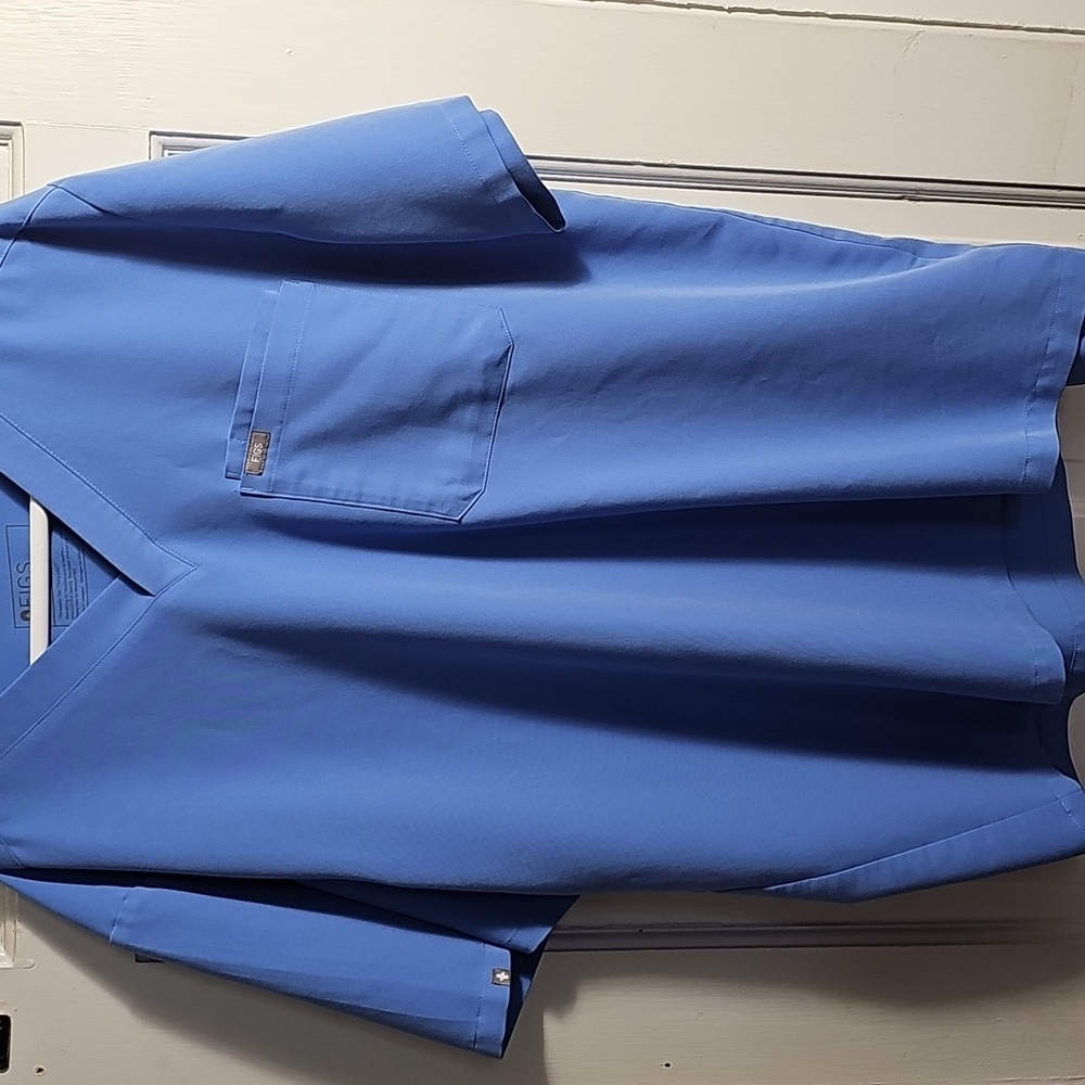 Figs Technical Collection Light Blue Scrub Top. Leon Three-Pocket Scrub Top™